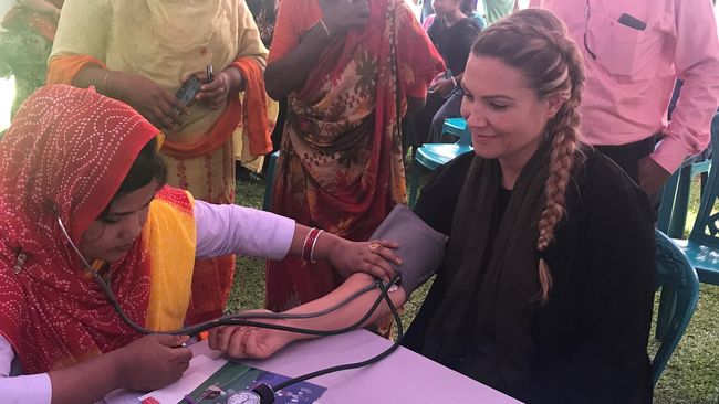 Isabel Dalli lässt sich von einer Community Paramedic den Blutdruck testen. Gesundheitscamp im Distrikt Nilphamari, Bangladesch